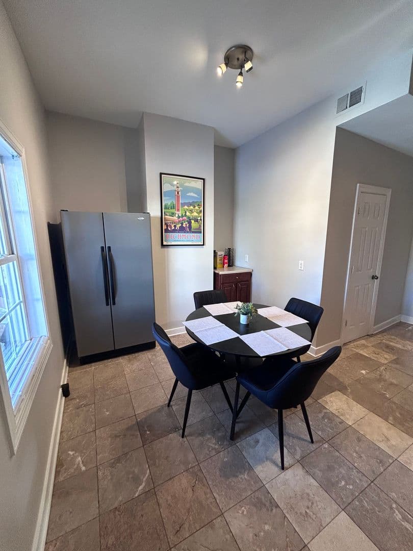 Richmond House: 2018 Parkwood Ave