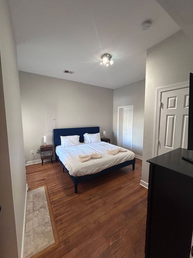 Richmond House: 2018 Parkwood Ave