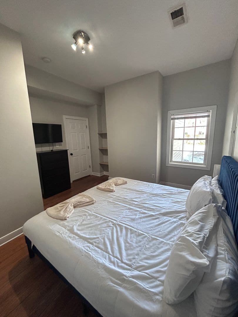 Richmond House: 2018 Parkwood Ave