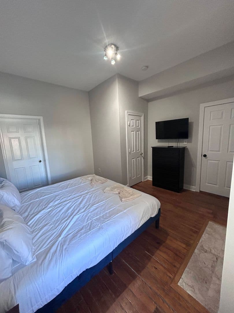 Richmond House: 2018 Parkwood Ave