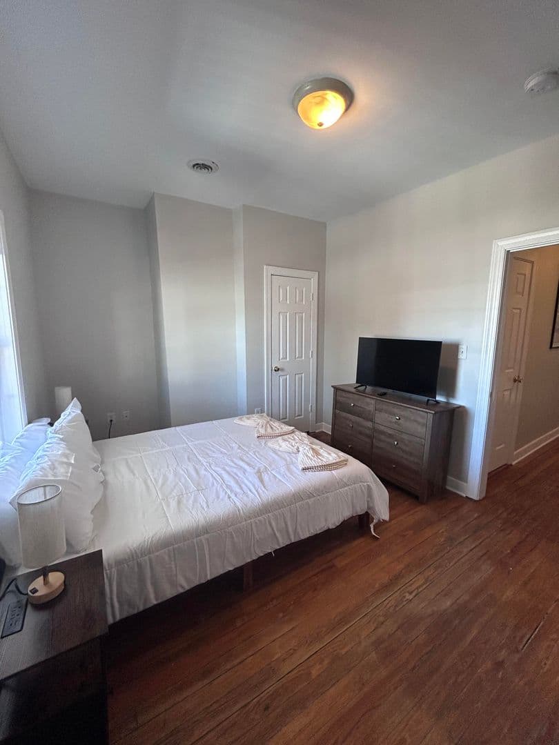 Richmond House: 2018 Parkwood Ave