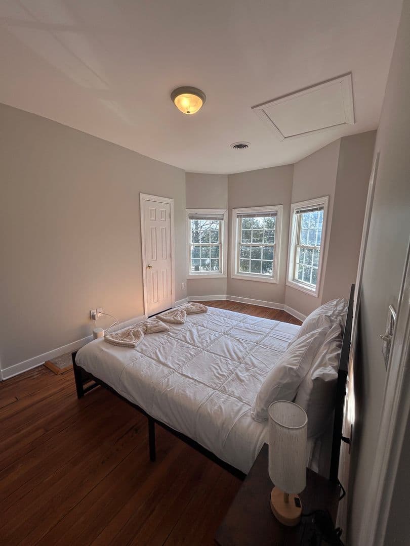 Richmond House: 2018 Parkwood Ave