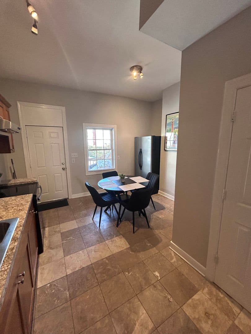 Richmond House: 2018 Parkwood Ave