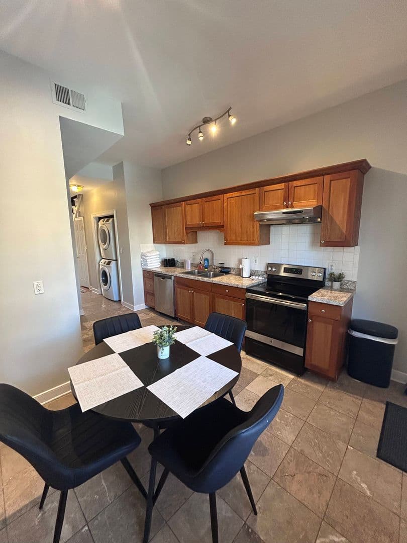 Richmond House: 2018 Parkwood Ave