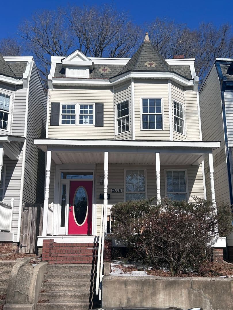 Richmond House: 2018 Parkwood Ave