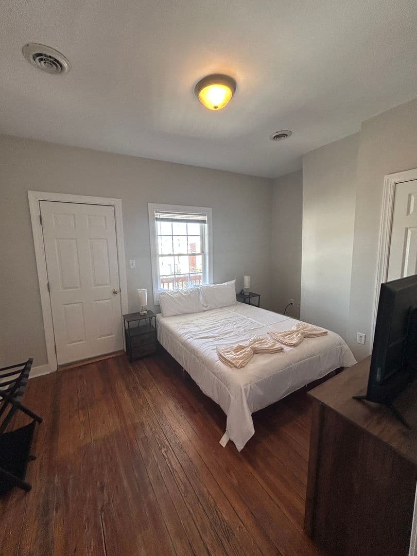 Richmond House: 2018 Parkwood Ave