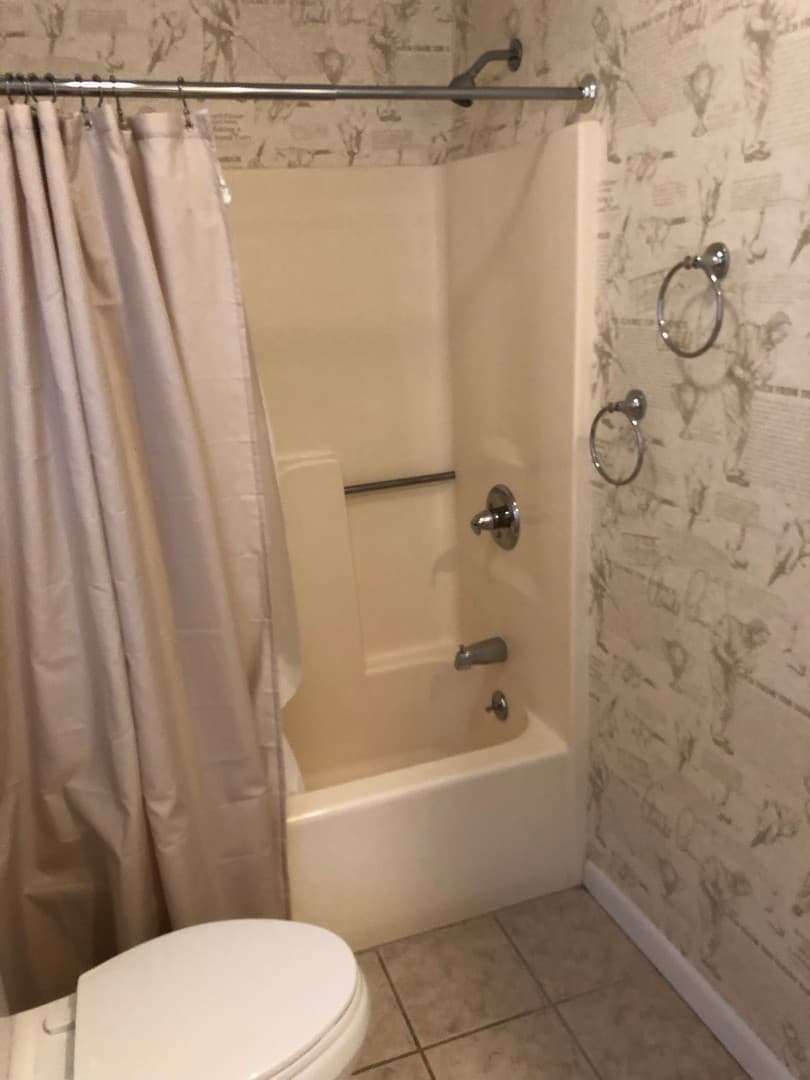 Greensboro House: 1181 Golf View Lane