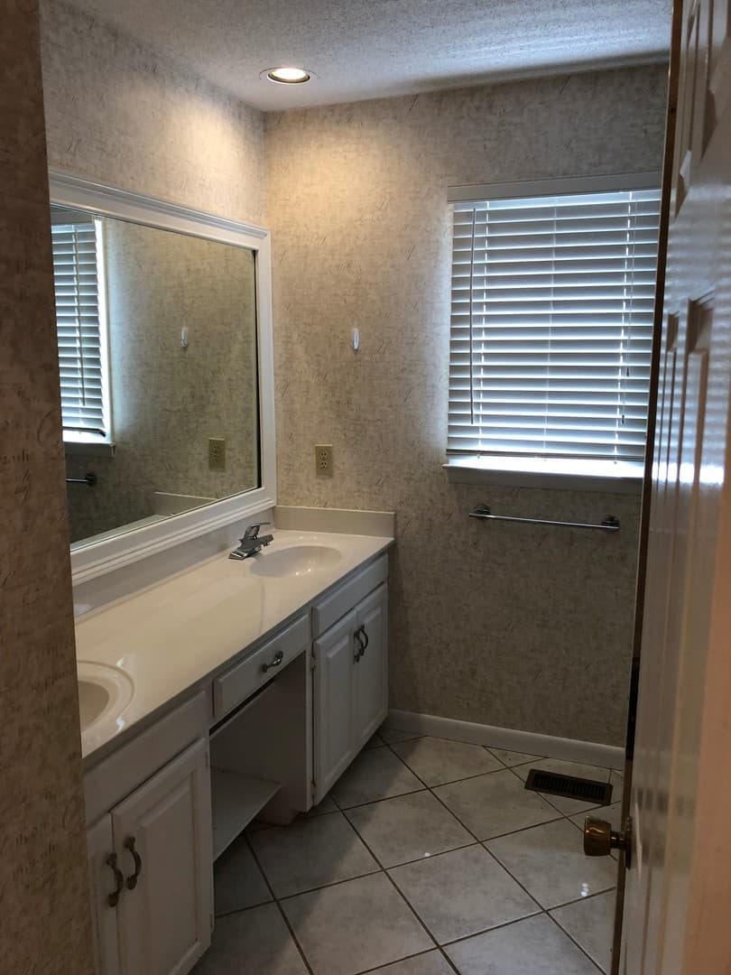 Greensboro House: 1181 Golf View Lane