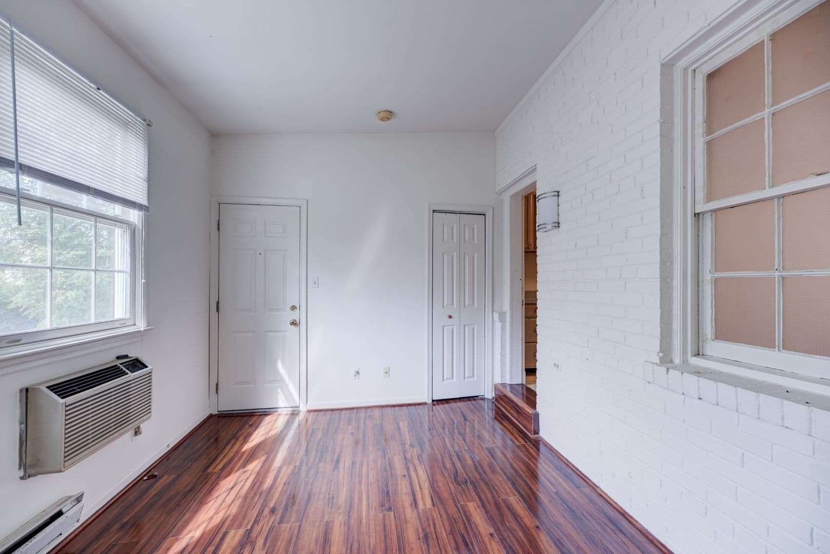Washington Apartment: 2614 41st Street NW