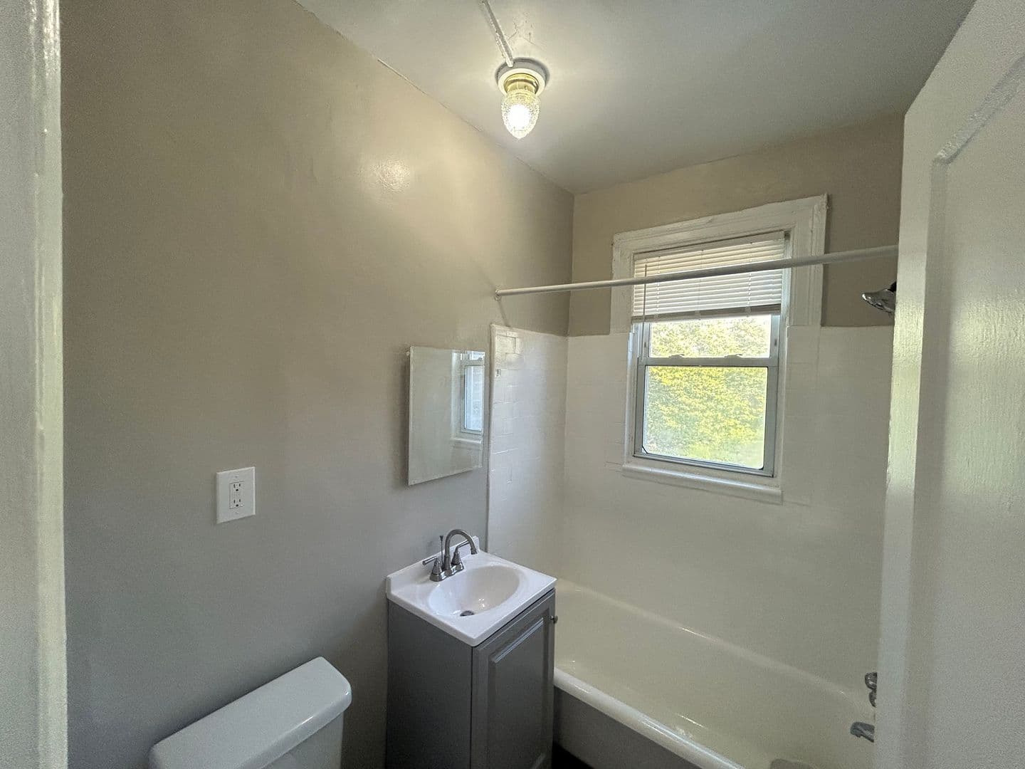 Washington Apartment: 4425 14th St NW