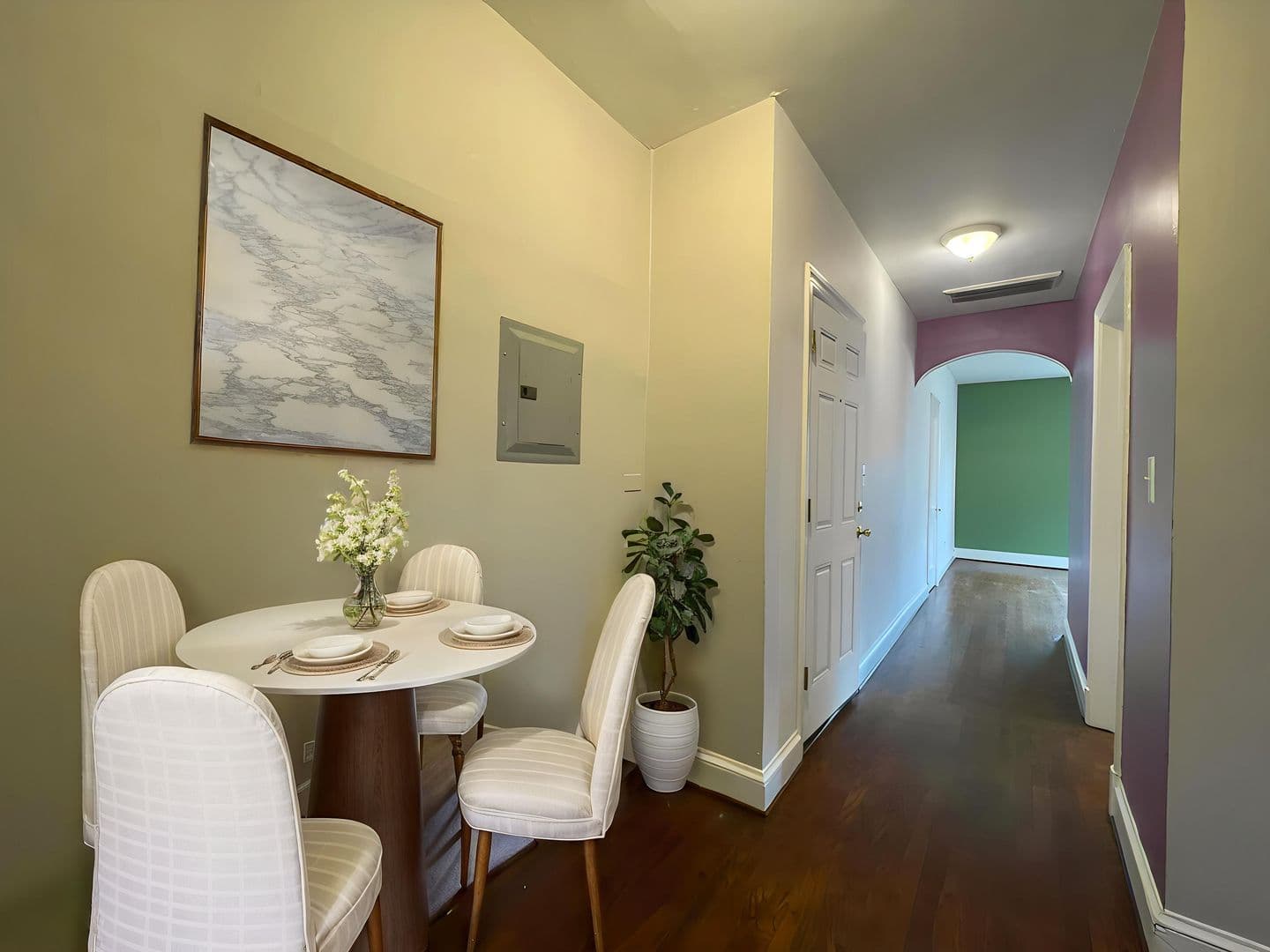 Washington Apartment: 4023 9th St NE