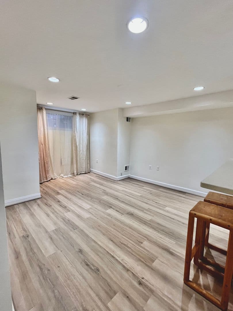 Washington House: 1446 Newton St NW