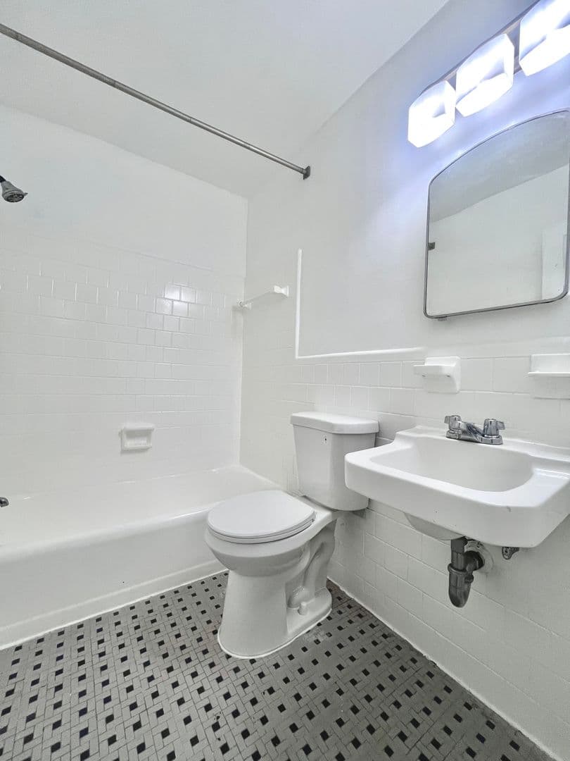 Washington Apartment: 612 12th St NE