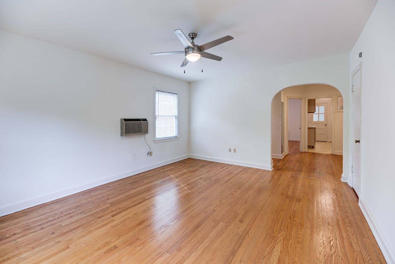 Washington Apartment: 2614 41st Street NW