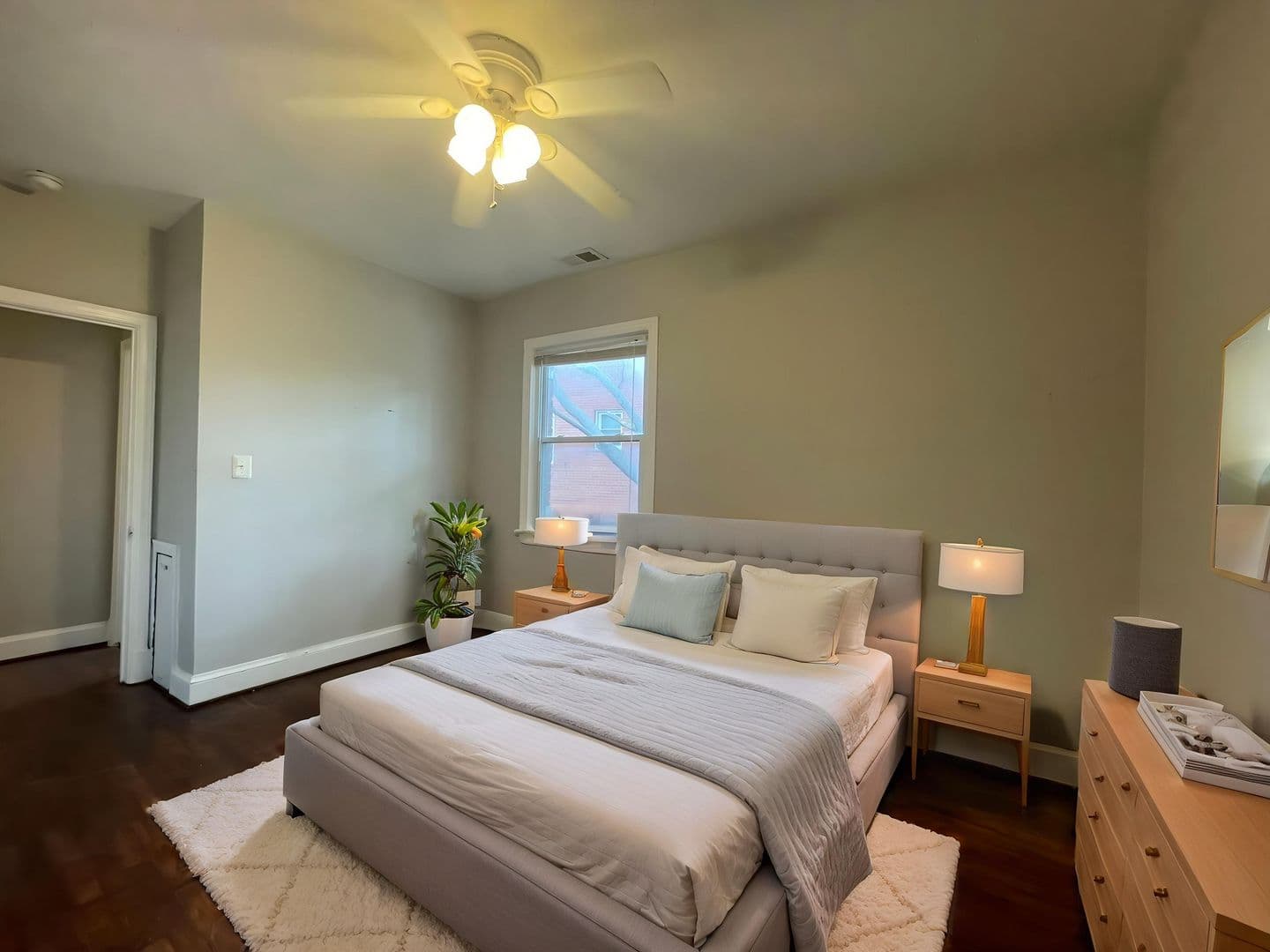 Washington Apartment: 4023 9th St NE