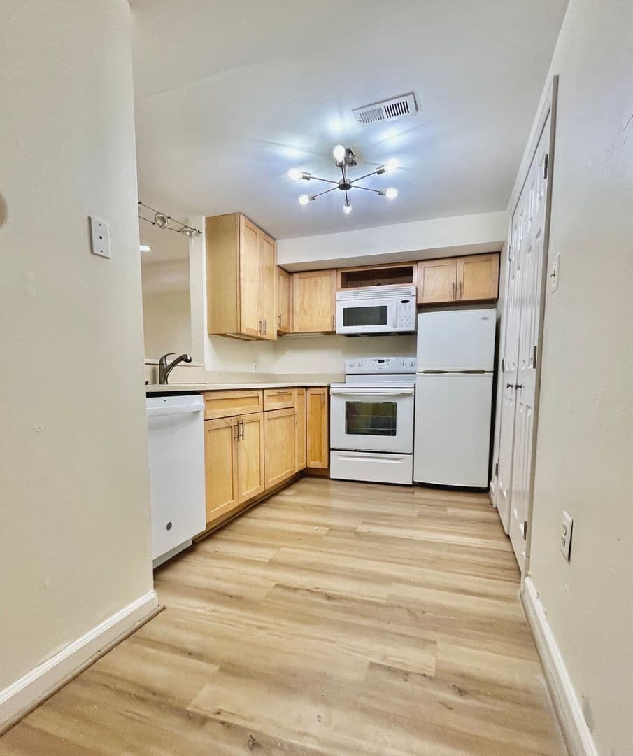 Washington House: 1446 Newton St NW