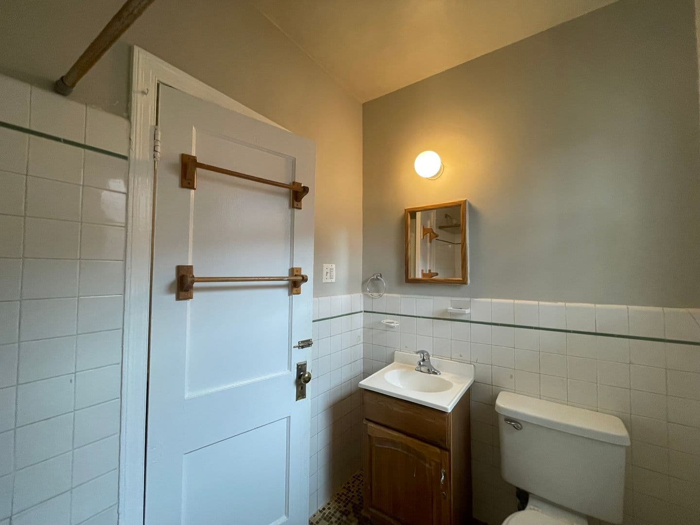 Washington Apartment: 4023 9th St NE