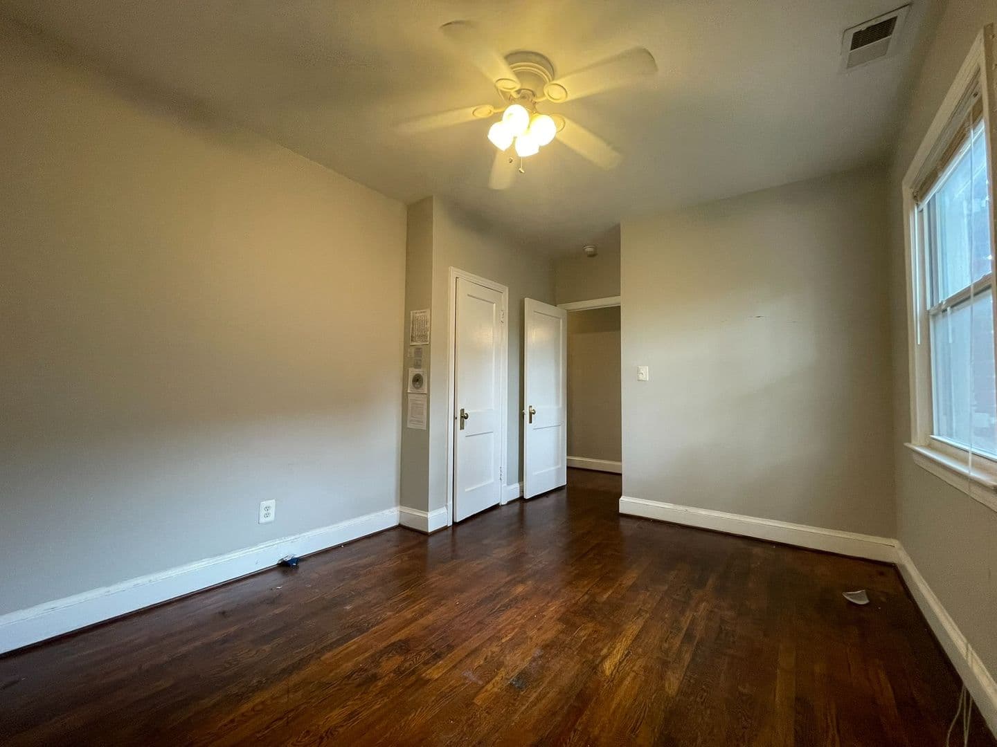 Washington Apartment: 4023 9th St NE
