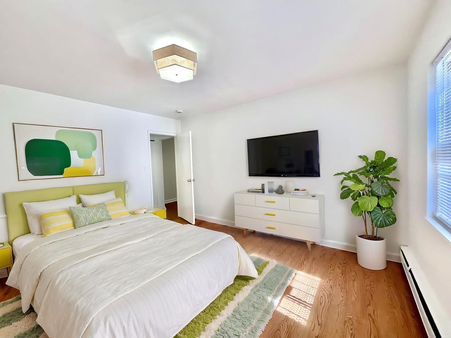 Washington Apartment: 612 12th St NE