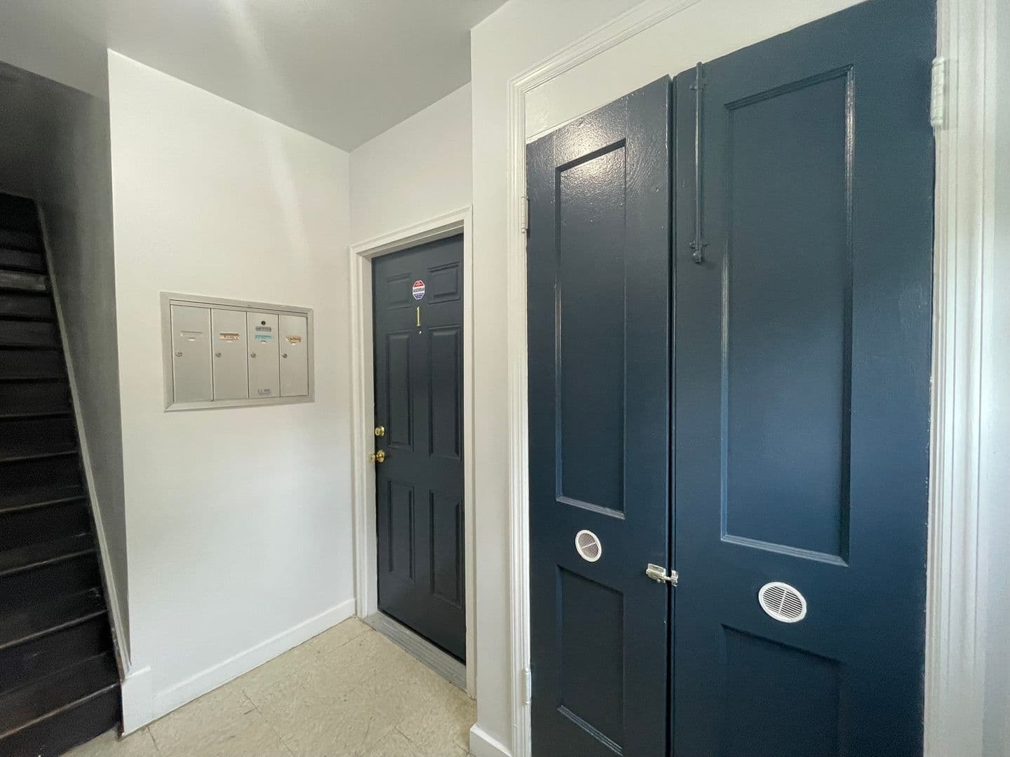 Washington Apartment: 4023 9th St NE