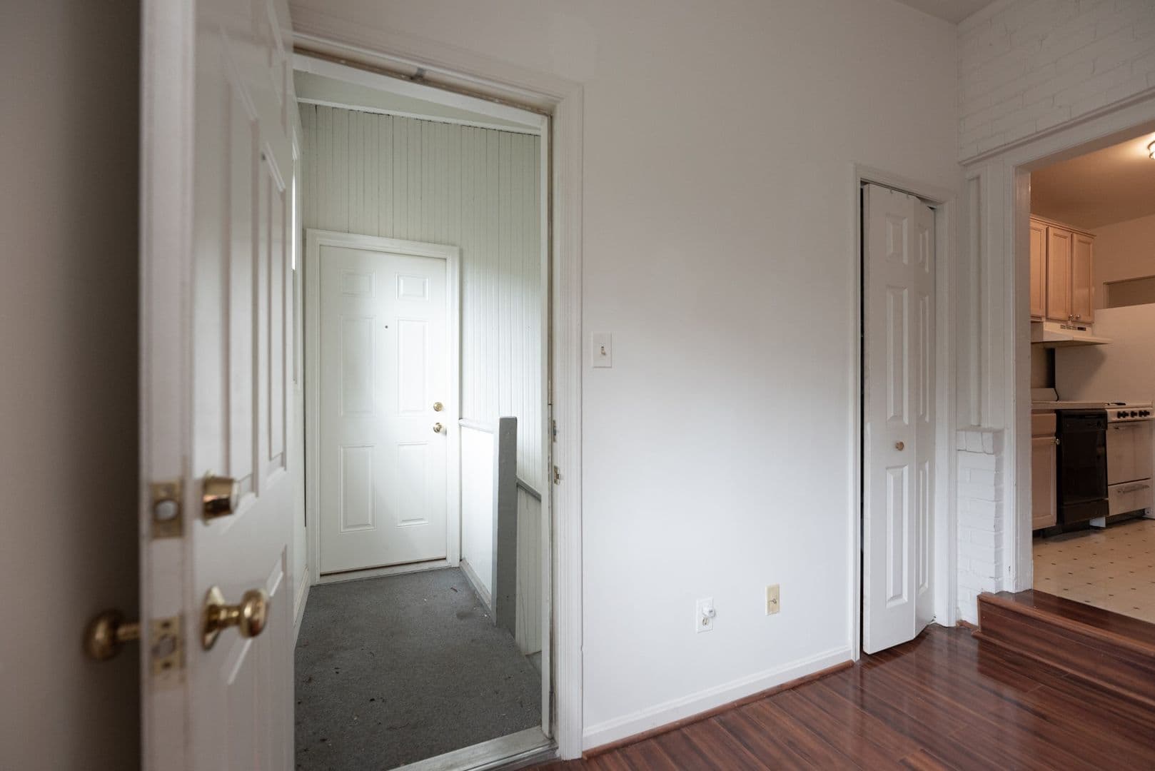 Washington Apartment: 2614 41st Street NW