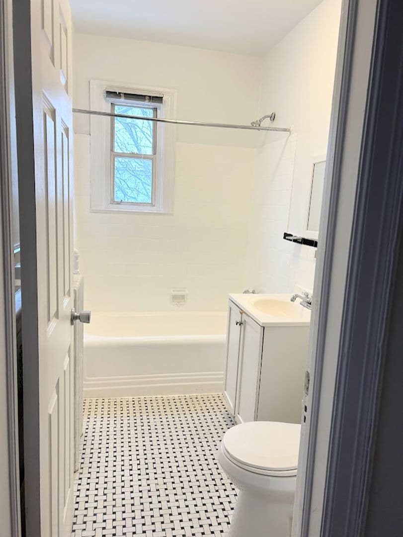 Washington Apartment: 501 Peabody St NW