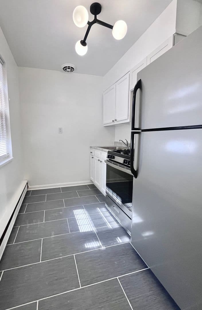 Washington Apartment: 612 12th St NE