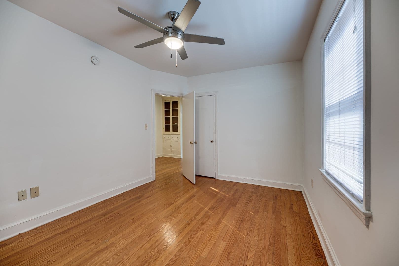 Washington Apartment: 2614 41st Street NW