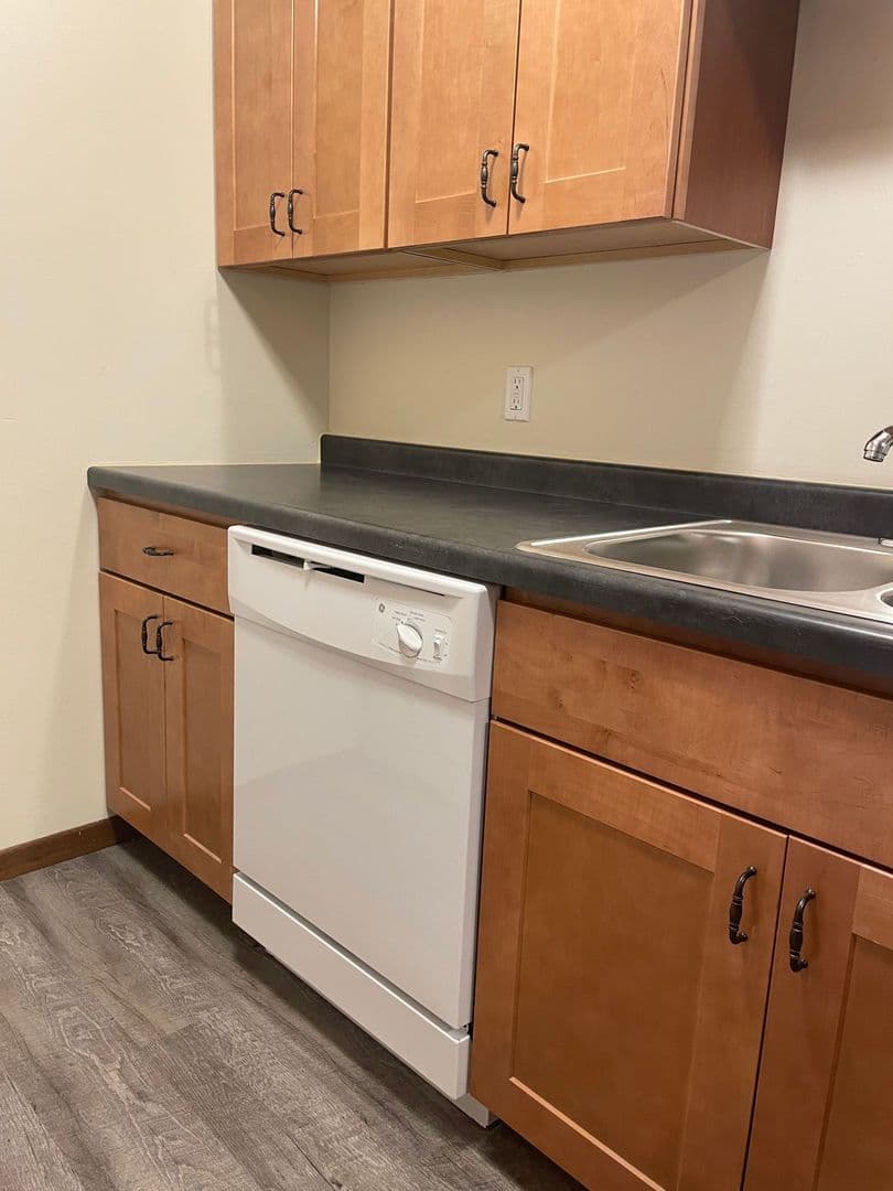 Whitehall Apartment: 18410 South St