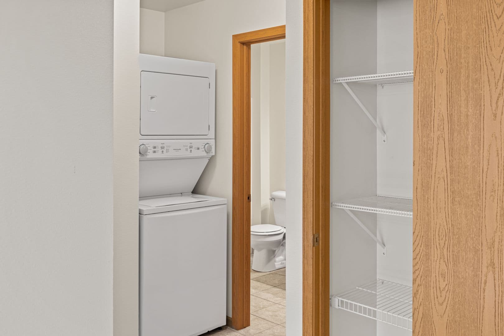 Holmen Apartment: 970 Linden Dr
