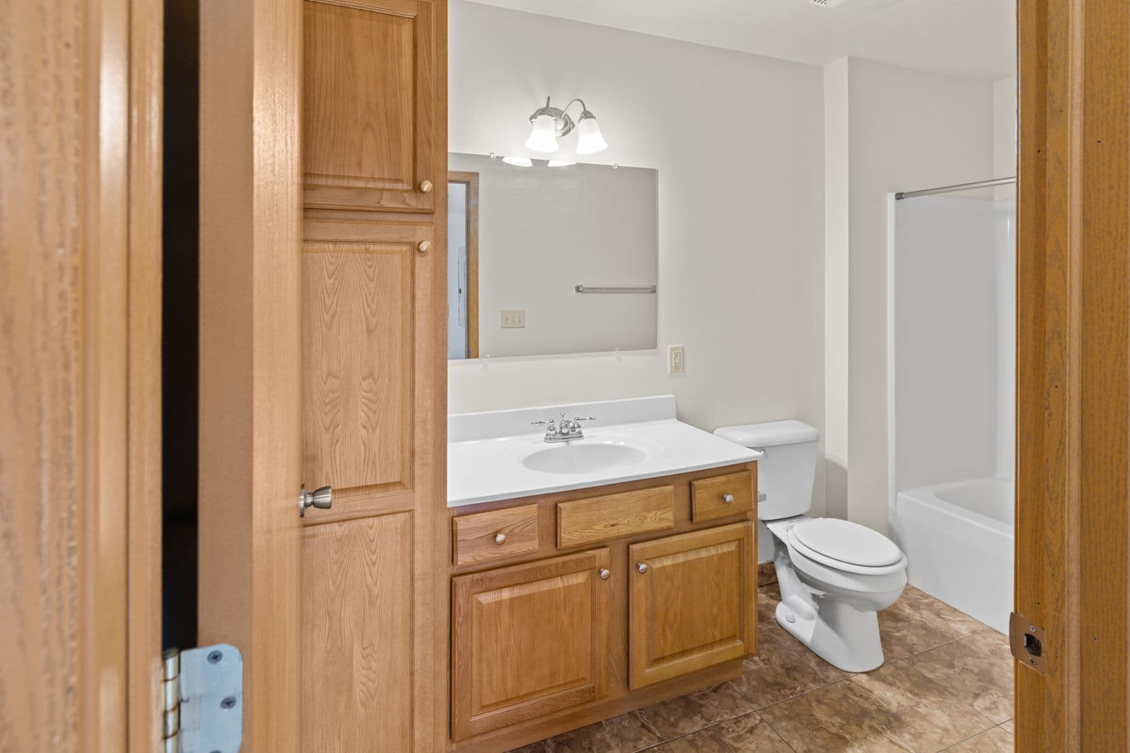 Holmen Apartment: 970 Linden Dr