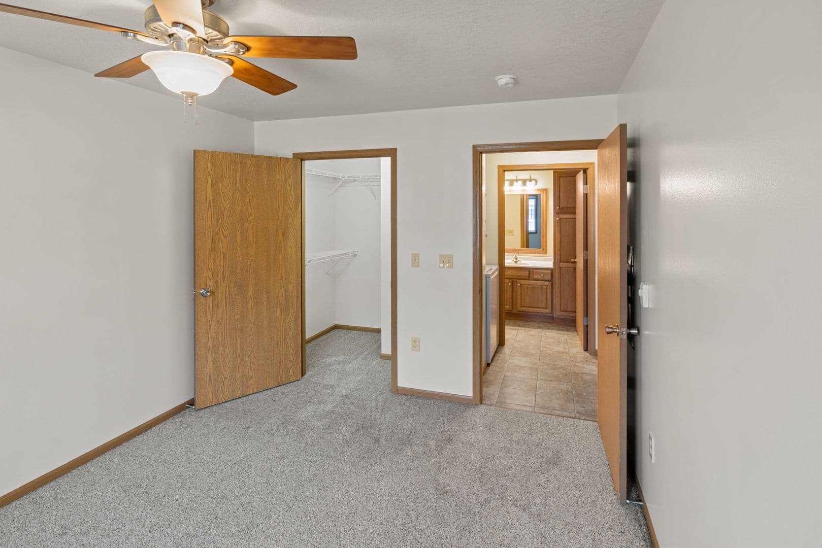 Holmen Apartment: 970 Linden Dr