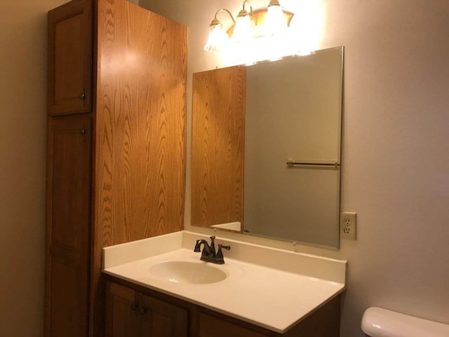 Holmen Apartment: 970 Linden Dr