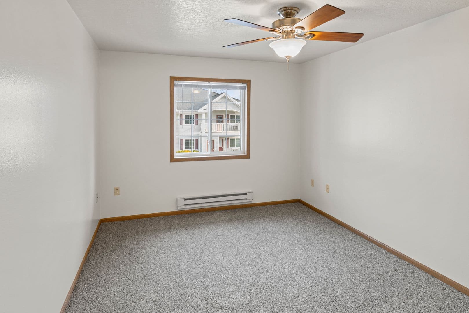 Holmen Apartment: 970 Linden Dr