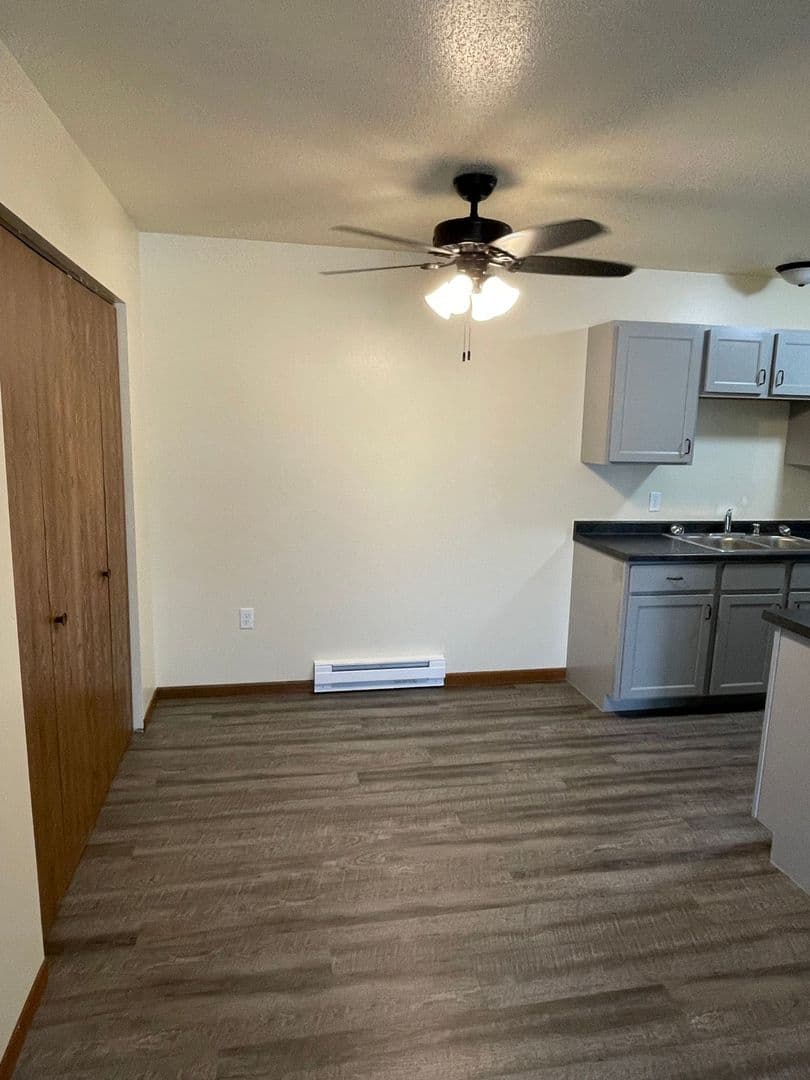 Whitehall Apartment: 18410 South St