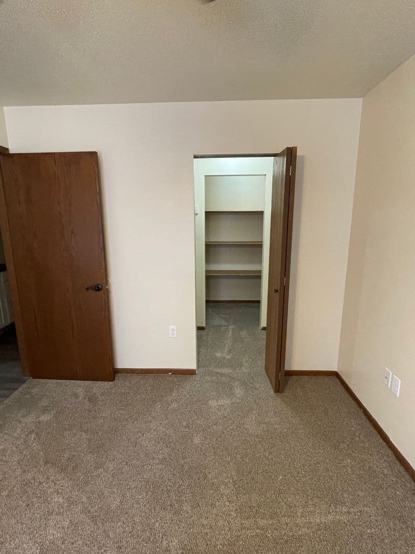 Whitehall Apartment: 18410 South St