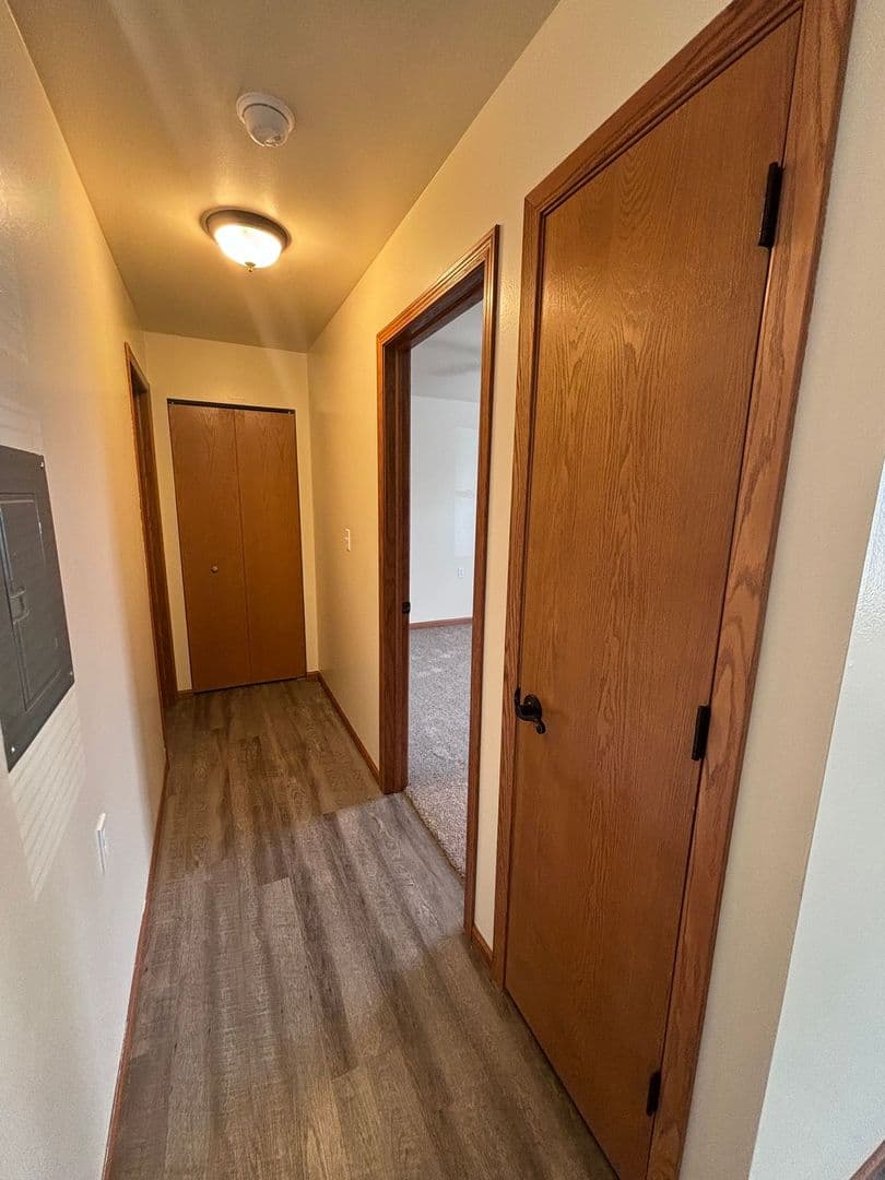 Whitehall Apartment: 18410 South St