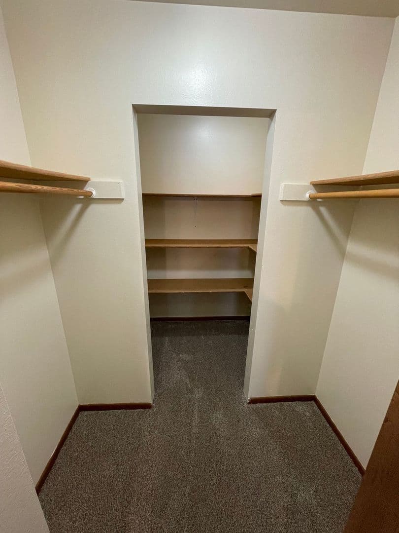 Whitehall Apartment: 18410 South St