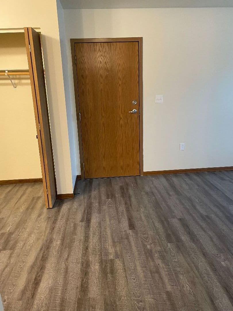 Whitehall Apartment: 18410 South St