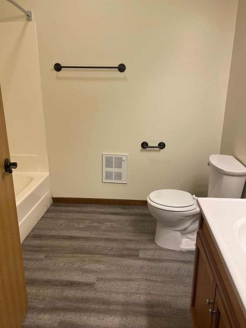 Whitehall Apartment: 18410 South St