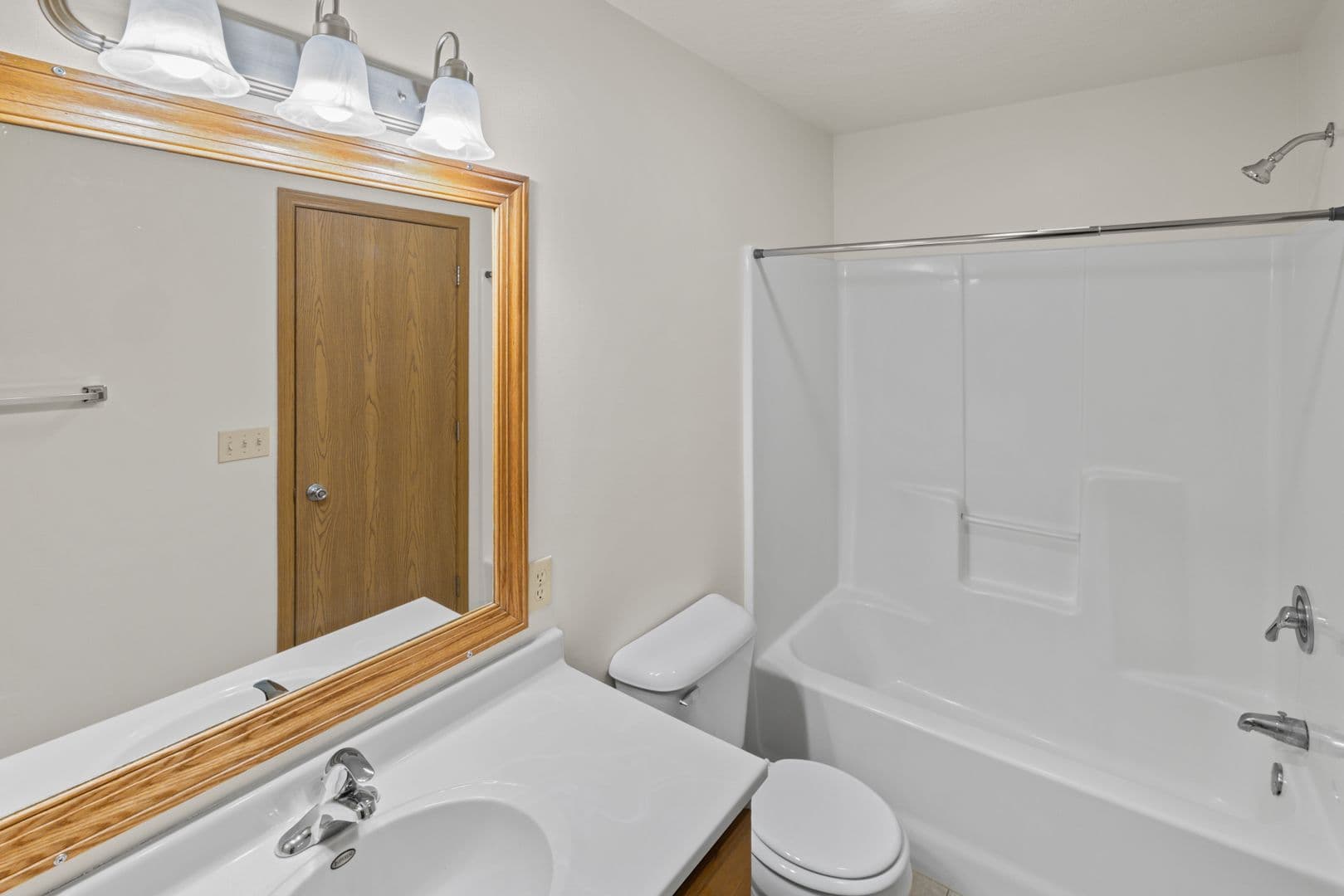 Holmen Apartment: 970 Linden Dr