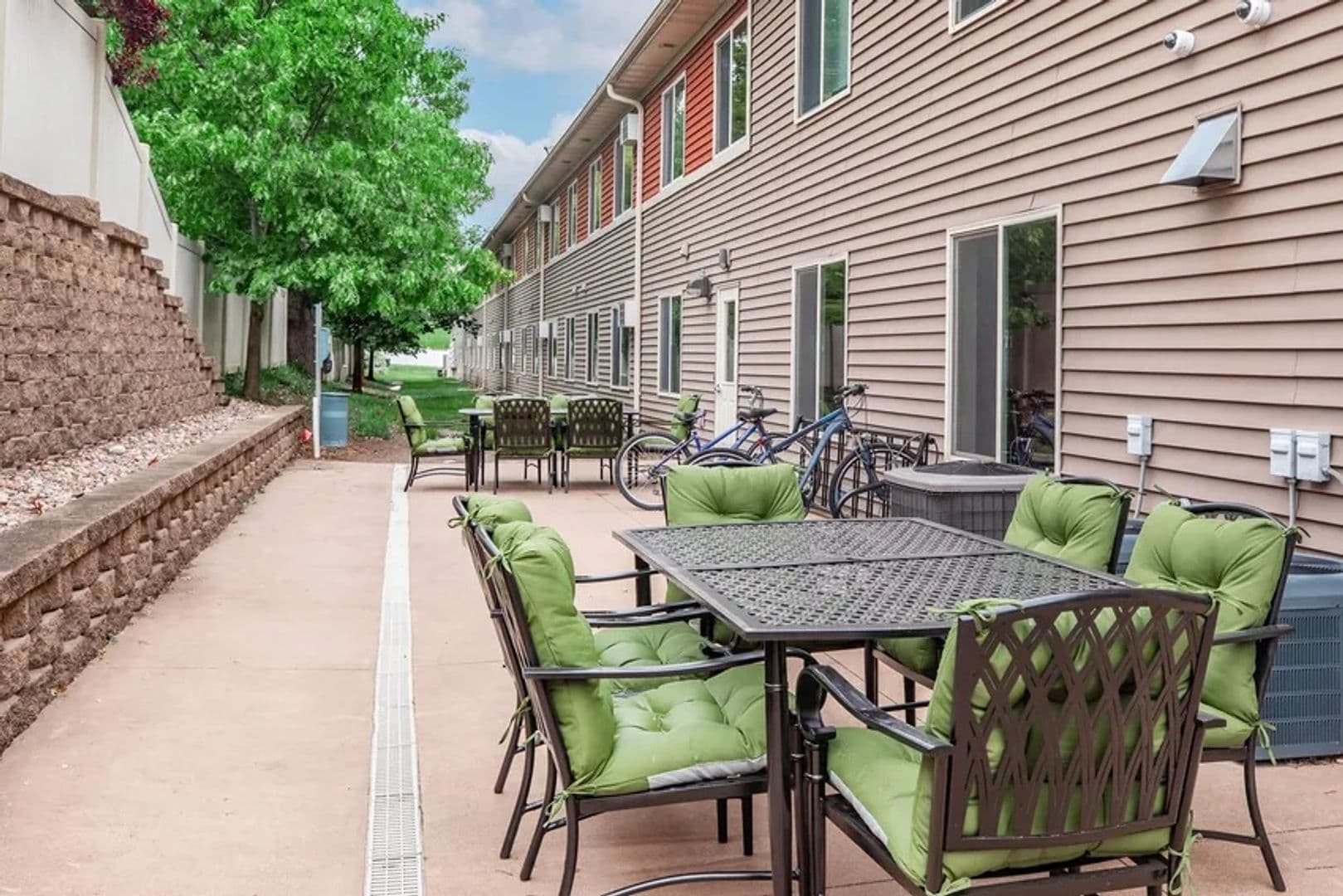 Onalaska Apartment: 843 Oak Ave N