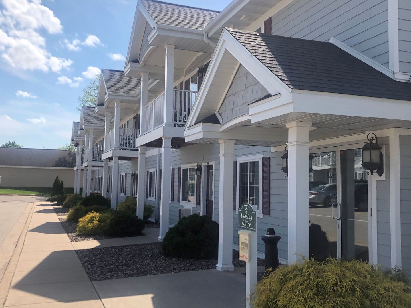 Holmen Apartment: 970 Linden Dr