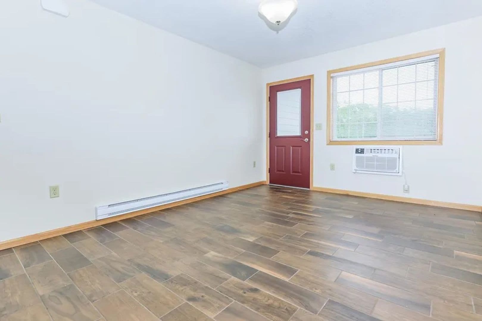 Onalaska Apartment: 1420 Greenbay Street