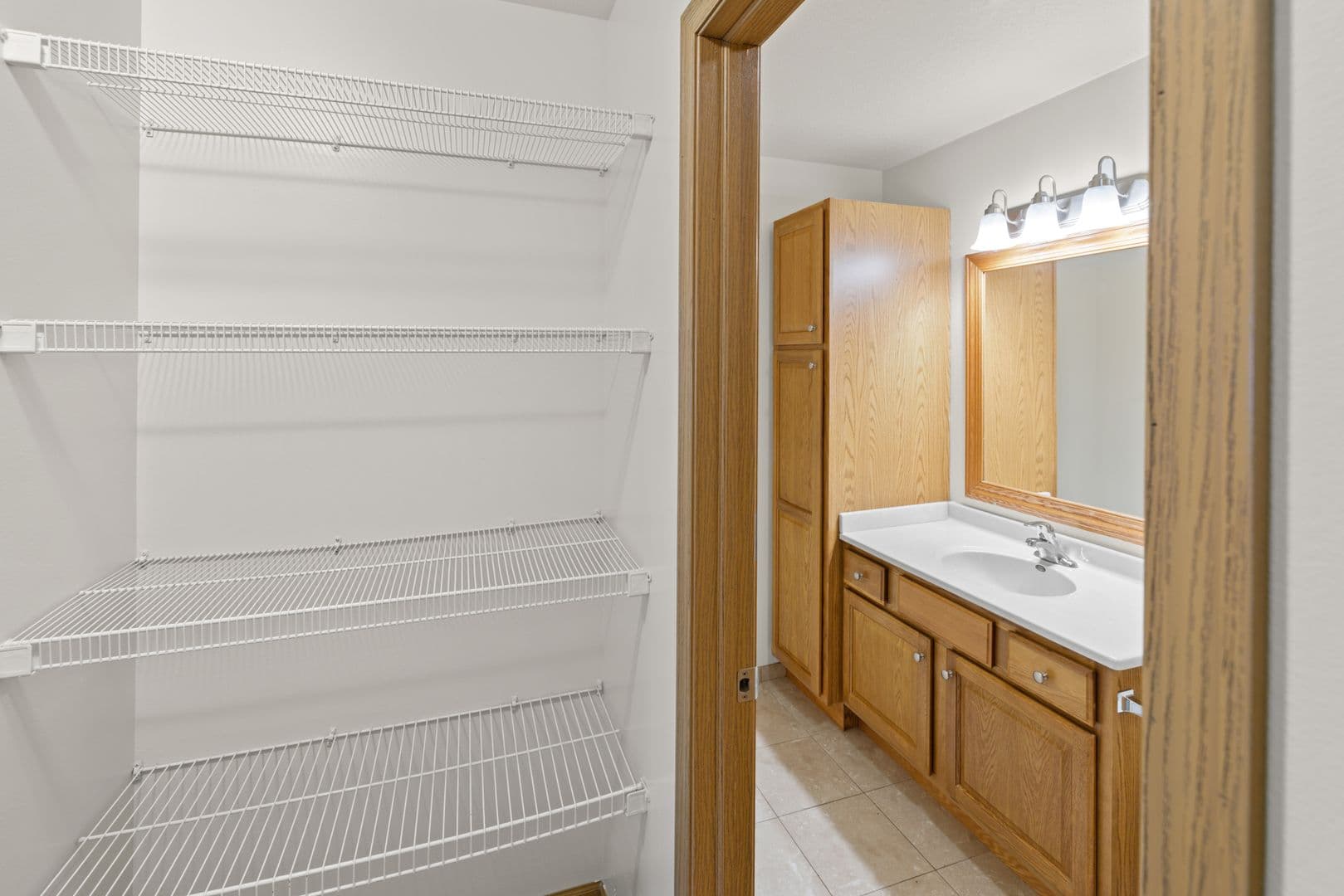 Holmen Apartment: 970 Linden Dr