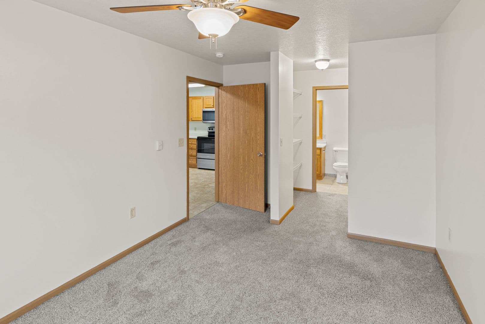 Holmen Apartment: 970 Linden Dr