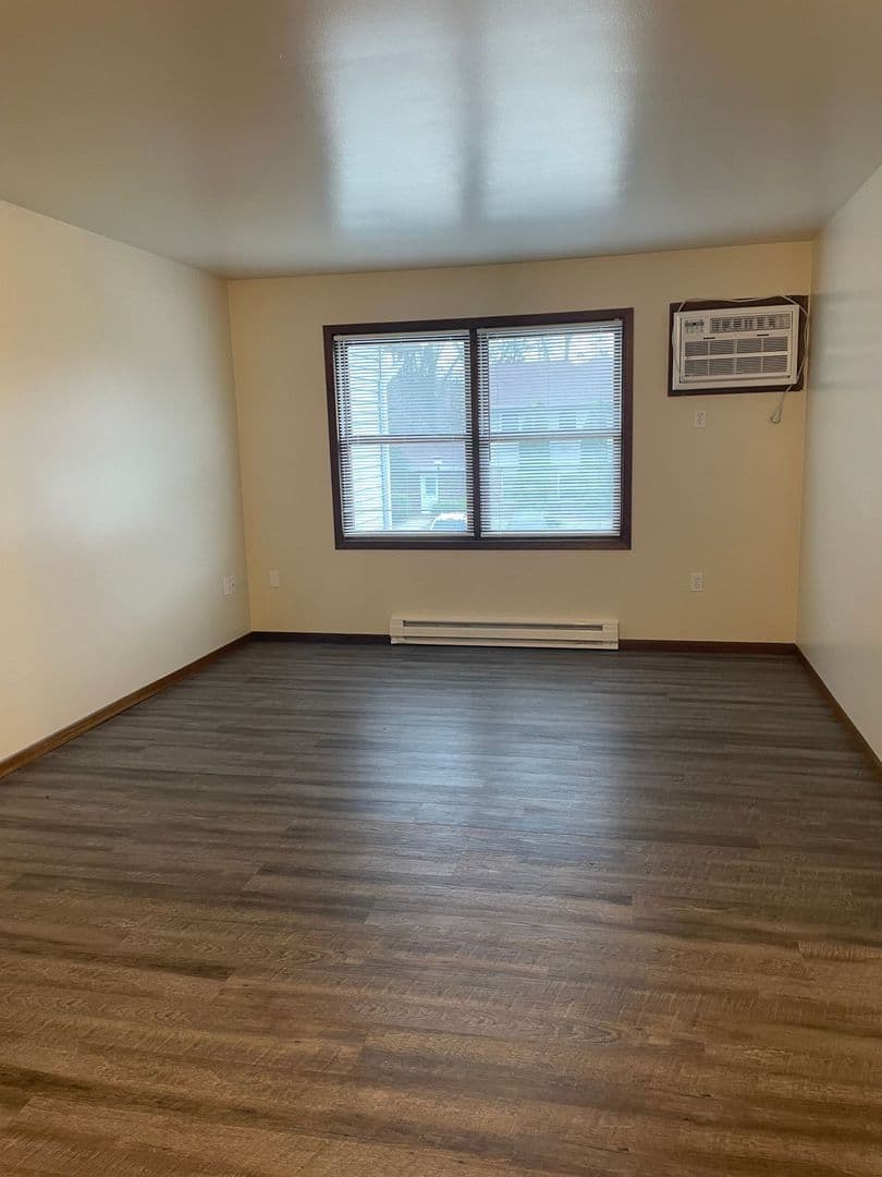 Whitehall Apartment: 18410 South St