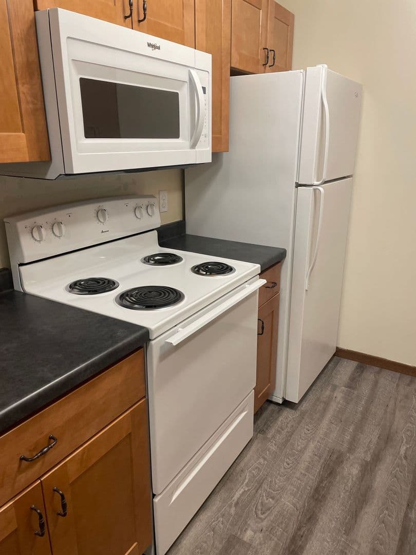 Whitehall Apartment: 18410 South St
