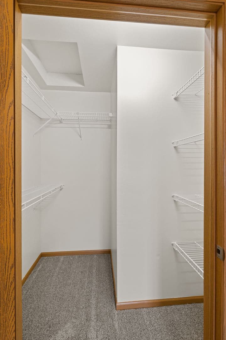 Holmen Apartment: 970 Linden Dr