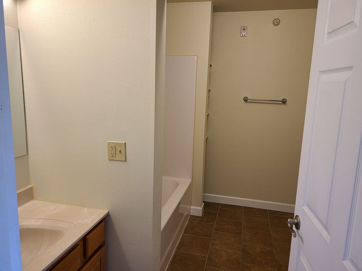 Onalaska Apartment: 843 Oak Ave N